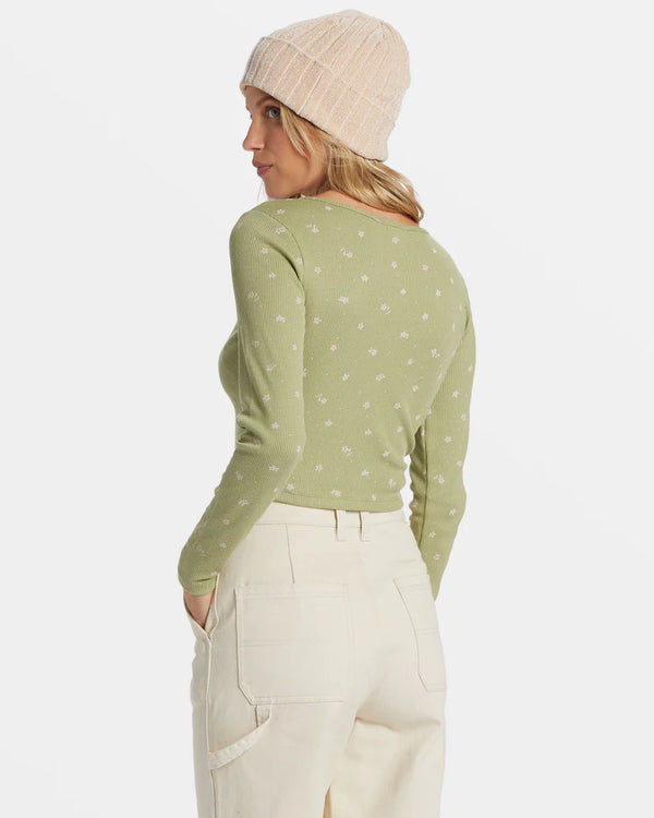 back view of the model wearing the reese thermal. shows the long sleeves. also shows the cropped length, the fitted style. 